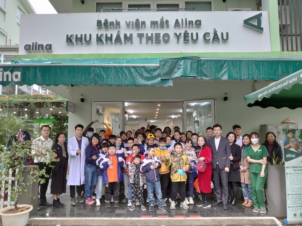 Học sinh trường PTCS dân lập dạy trẻ câm điếc Hà Nội đến khám tại Bệnh viện mắt Alina