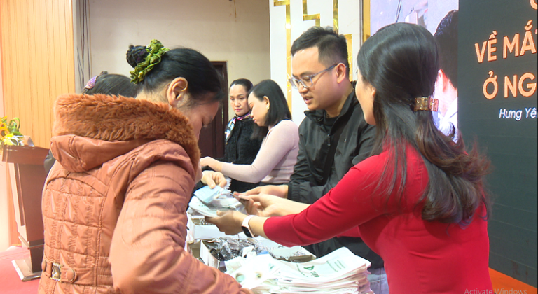 Trên 300 người cao tuổi trên địa bàn thành phố Hưng Yên được khám mắt, tặng kính miễn phí