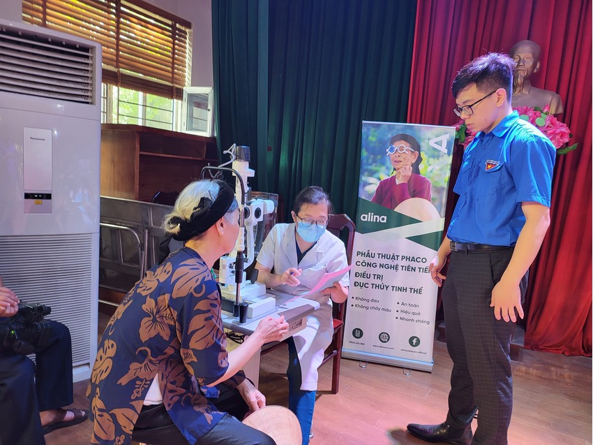 Bệnh viện chuyên khoa Mắt Alina phối hợp với Huyện đoàn Văn Giang và Trung tâm Y tế Đường bộ 2 tổ chức chương trình khám chữa bệnh cấp phát thuốc miễn phí