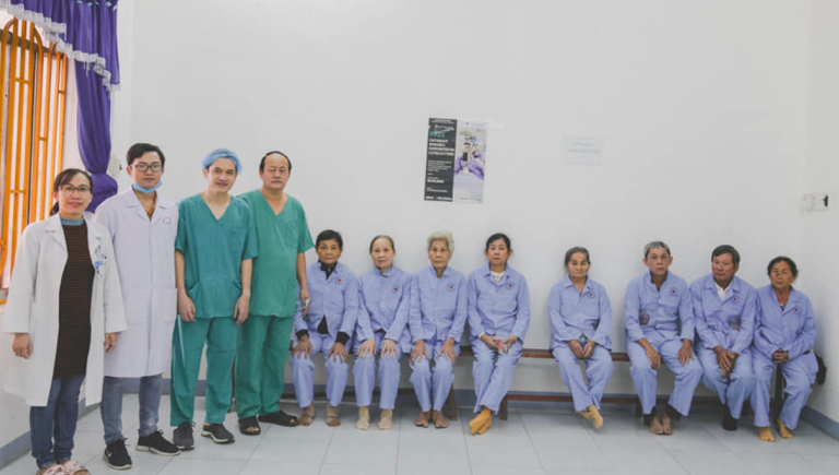 Quảng Ngãi: 100 người dân tìm lại ánh sáng nhờ được thay thủy tinh thể miễn phí