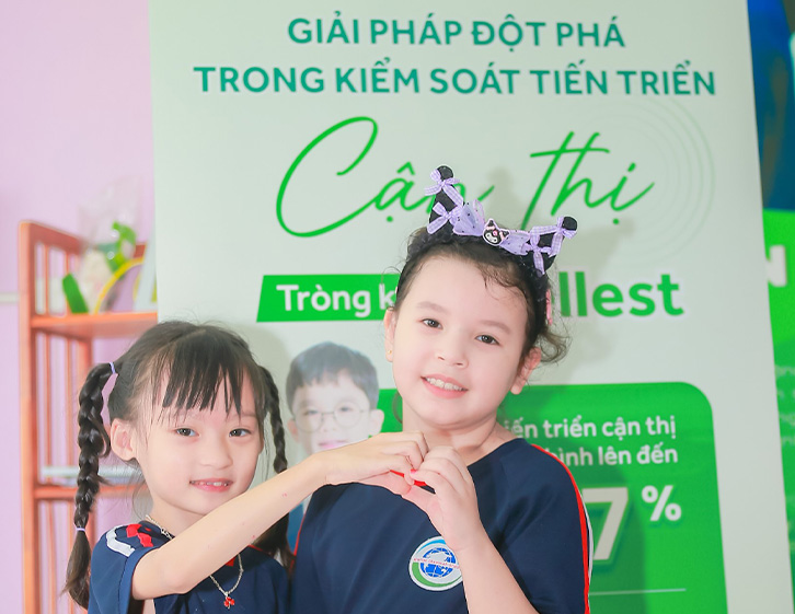 Điều chỉnh thói quen sinh hoạt, tăng cường vận động ngoài trời giúp hạn chế tình trạng nháy mắt ở trẻ