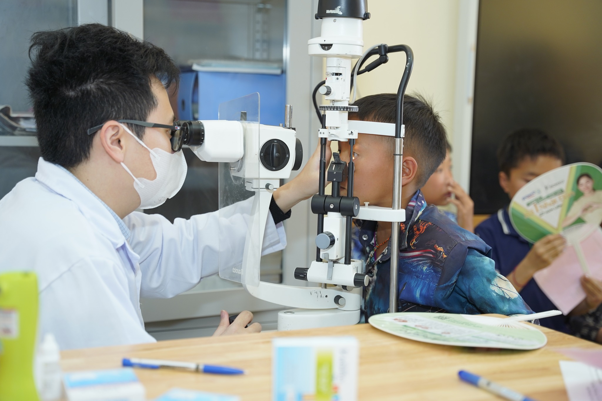 Lan tỏa yêu thương qua những đôi mắt sáng