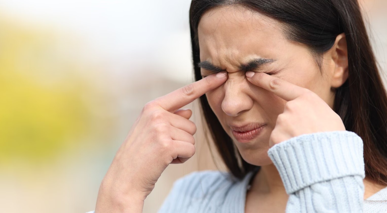 Tình trạng mắt bị sưng, ngứa gây cảm giác khó chịu