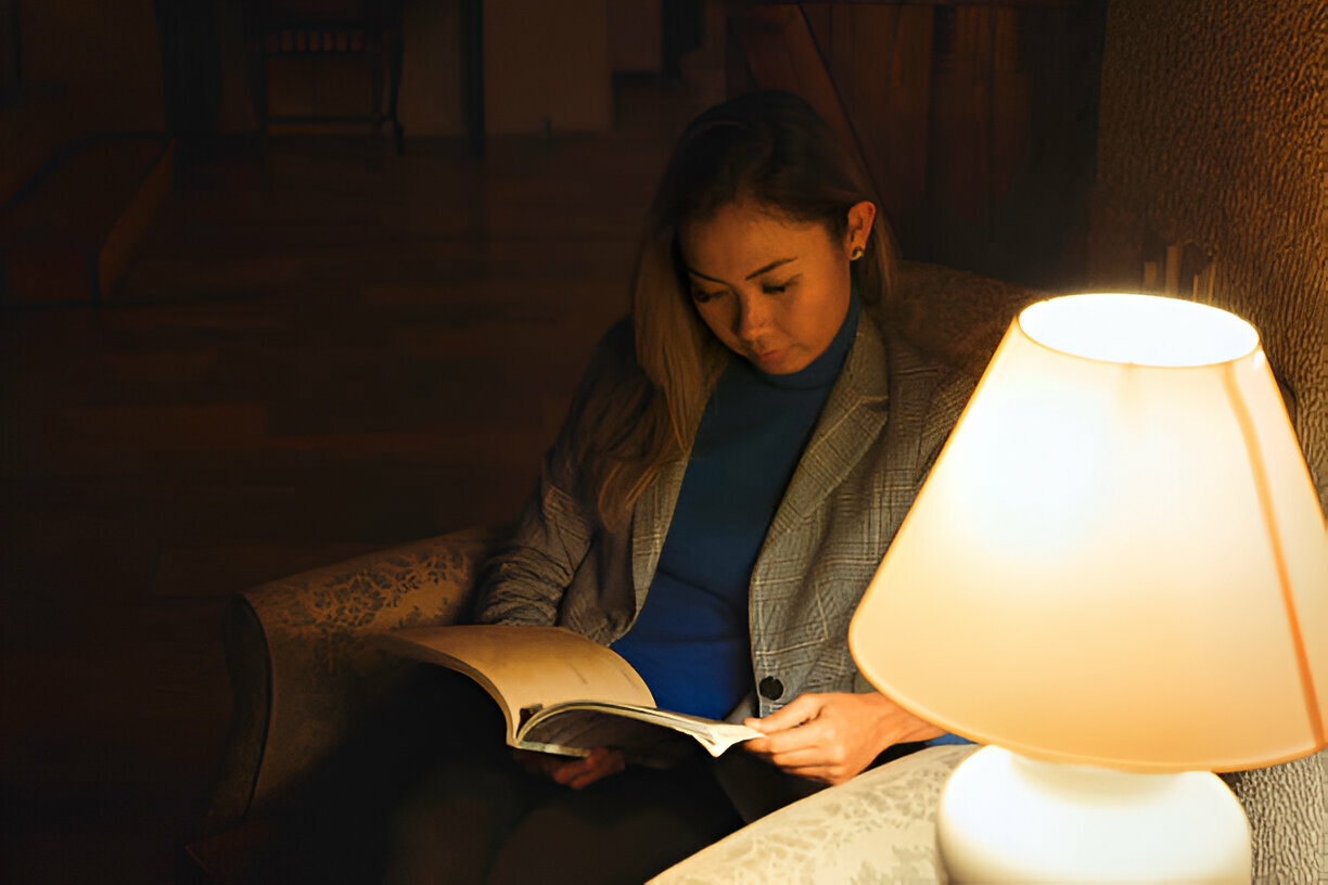 Đọc sách trong điều kiện thiếu ánh sáng
