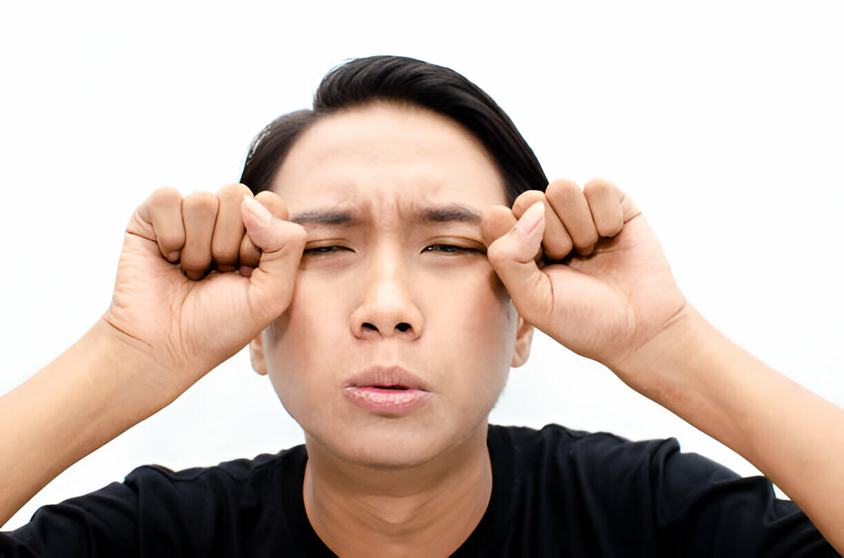 Dụi mắt thường xuyên có thể gây tổn thương mắt