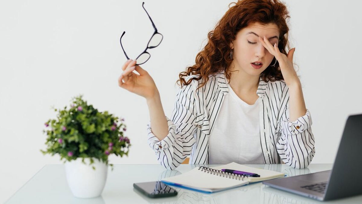 Chứng khô mắt ở dân văn phòng là do đâu? Một số lưu ý trong sinh hoạt hằng ngày