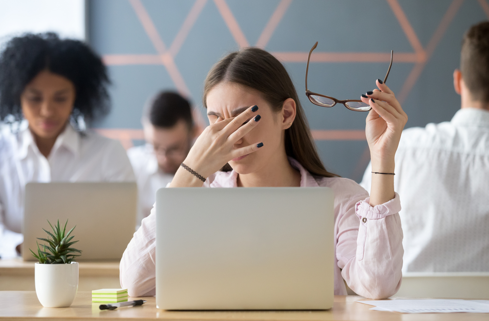 Sử dụng thiết bị điện tử liên tục có thể khiến mắt bị khô