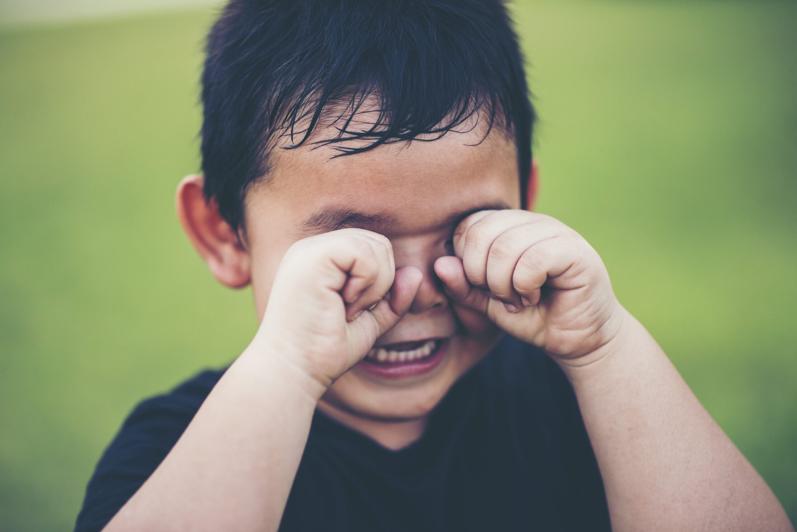 Trẻ thường xuyên nheo mắt hoặc nghiêng đầu khi nhìn