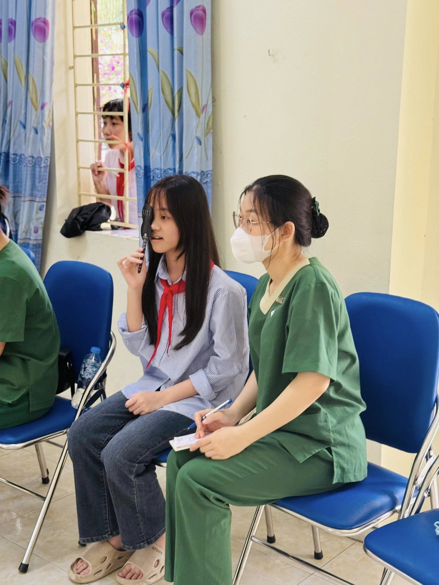 Cảnh báo nguy cơ tật khúc xạ ở học sinh & Ưu đãi khám mắt chuyên sâu từ Bệnh viện Mắt Alina