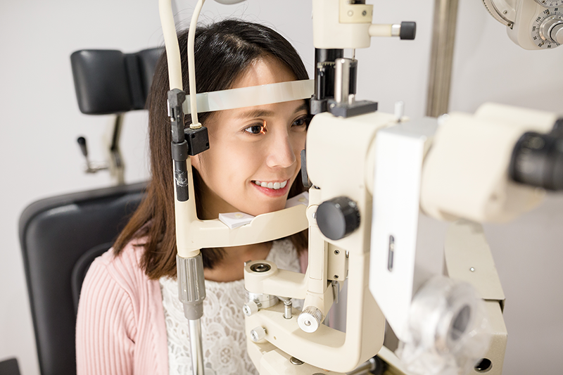 woman doing eye test_34104171