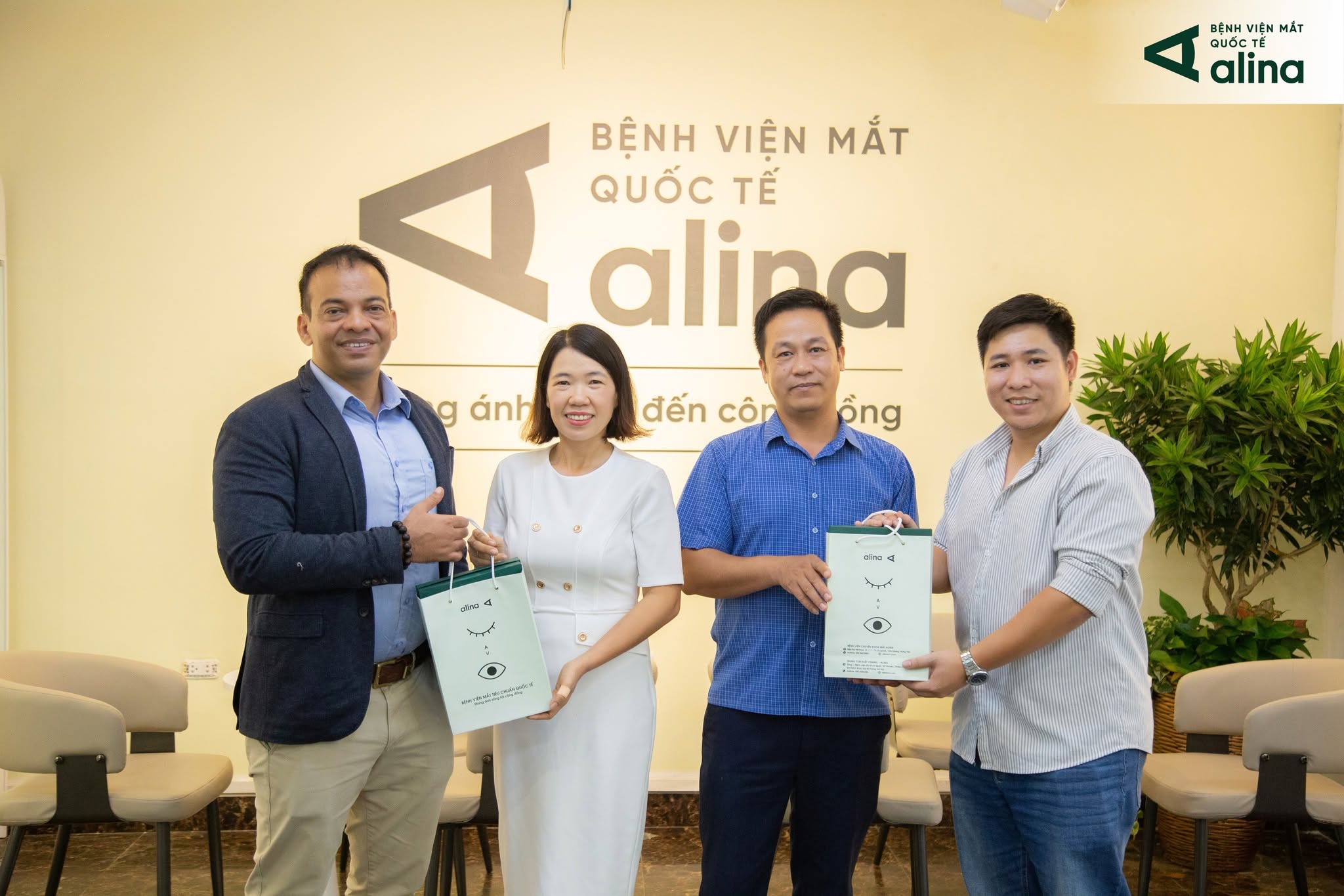 Chung tay chăm sóc sức khỏe thị lực học đường