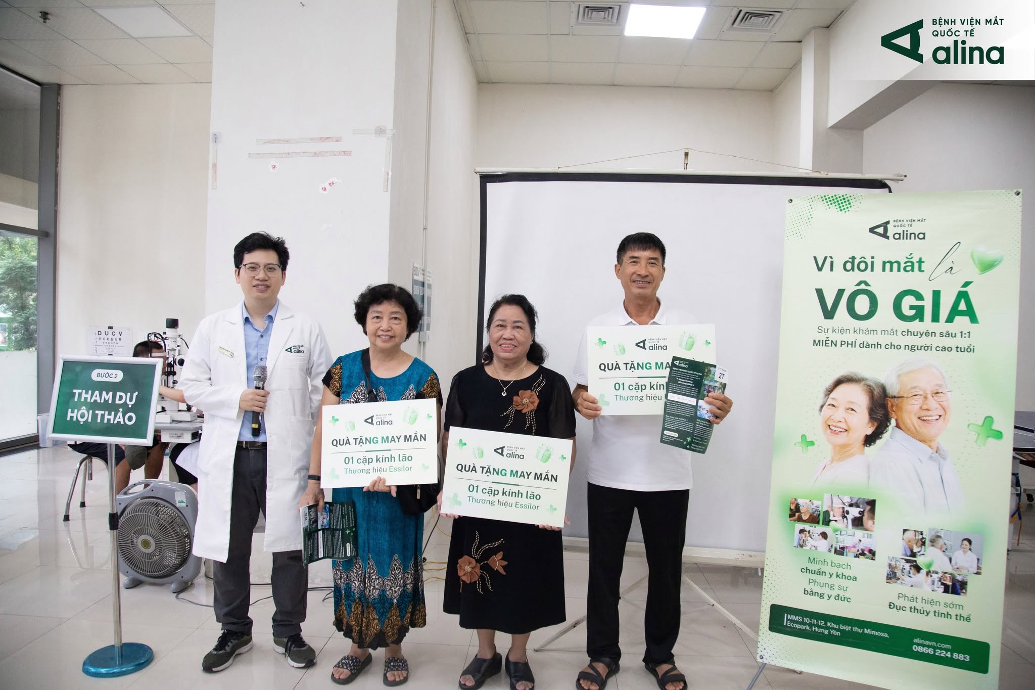 hoạt động bốc thăm may mắn với 03 cặp kính mắt nhìn gần Essilor được trao tặng