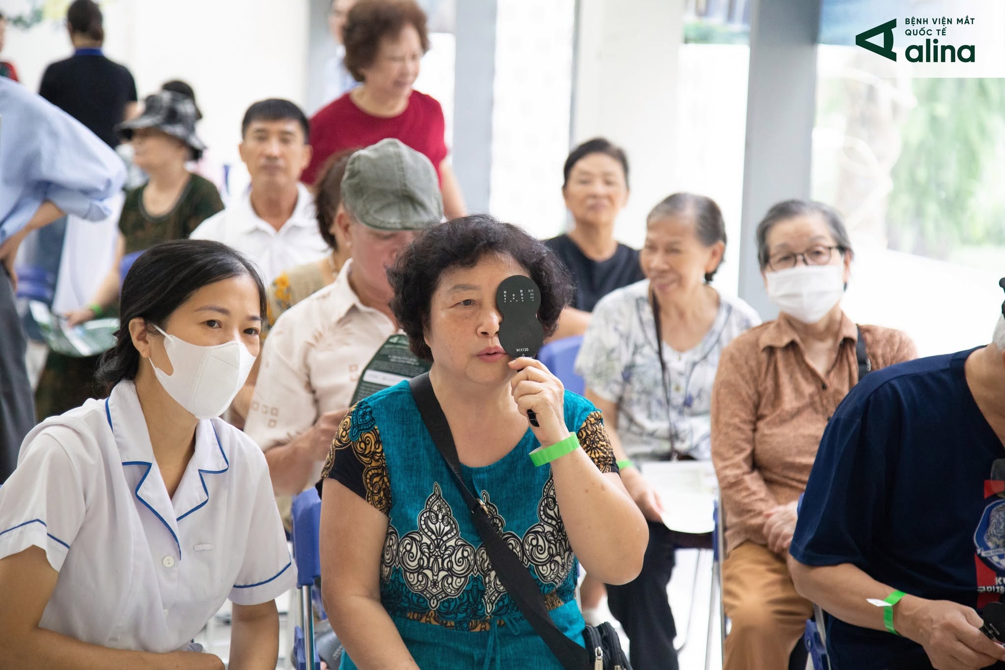 Người cao tuổi được kiểm tra và tư vấn sức khỏe mắt