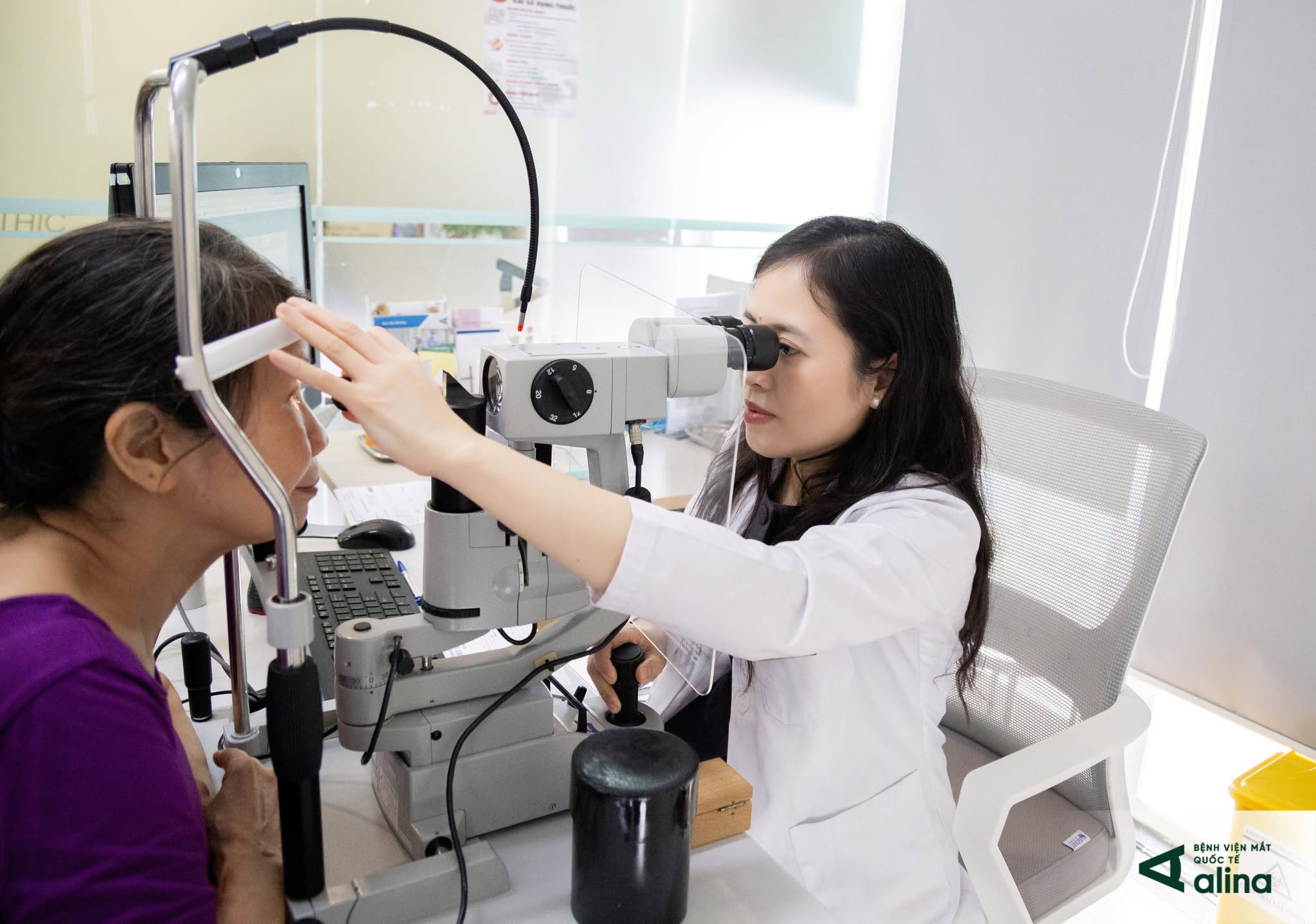 Khách hàng được khám và sàng lọc sức khỏe mắt cùng đội ngũ Bác sĩ Nhãn khoa Alina