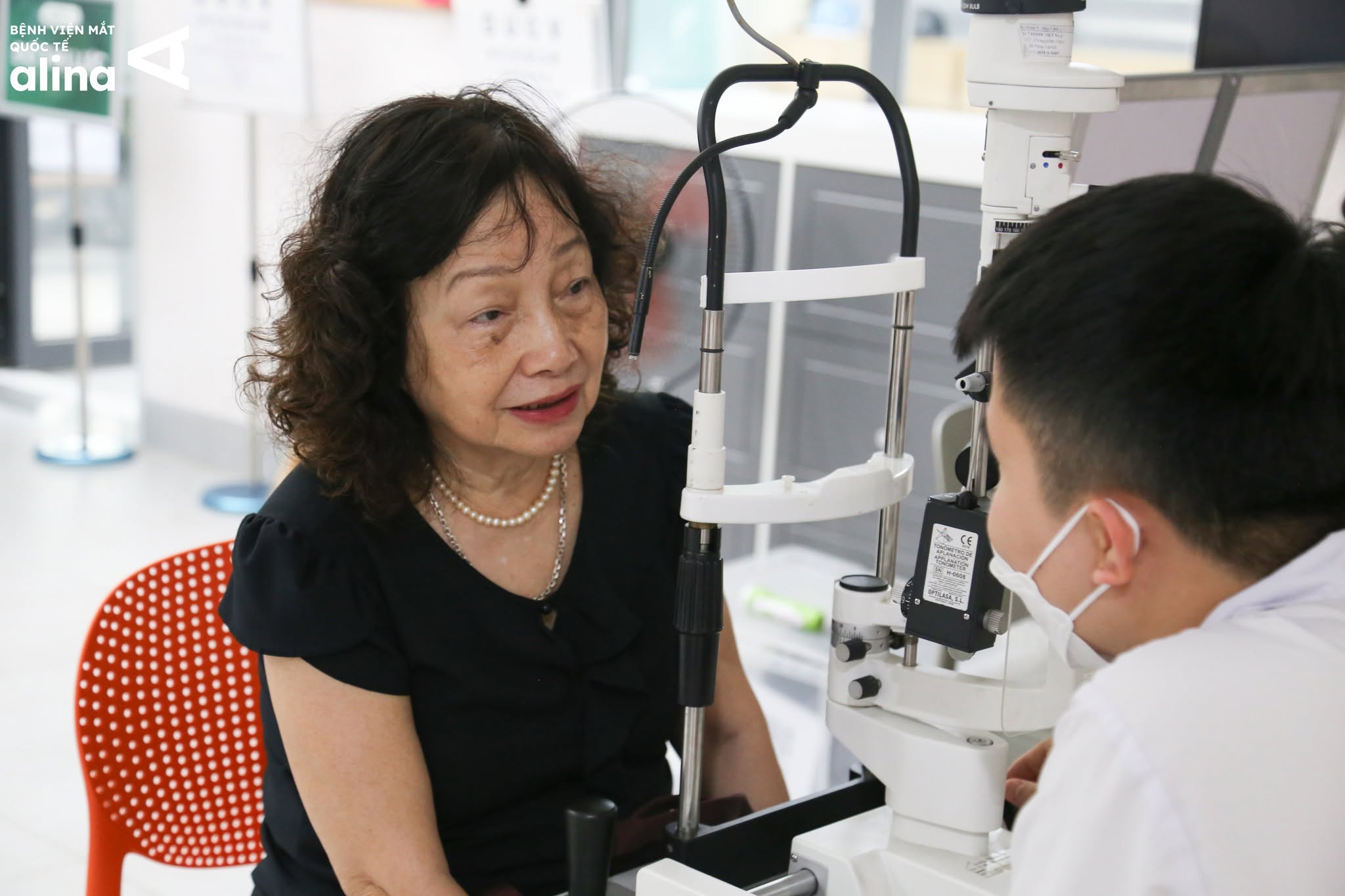 Thăm khám và tư vấn phẫu thuật đục thủy tinh thể
